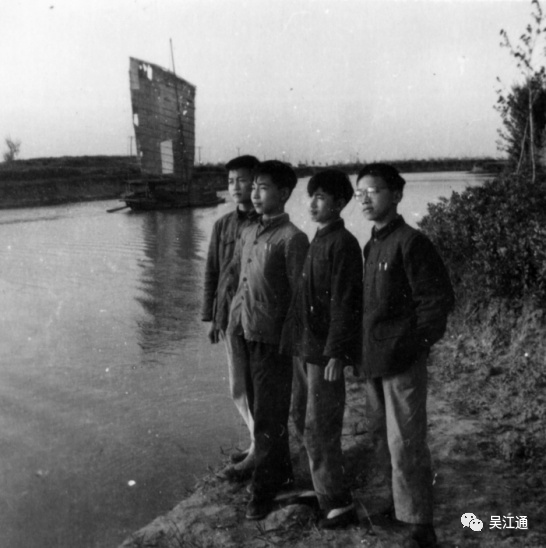 1963年我的同学在震中农场的古运河畔.png
